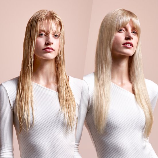 Vrouw met nat, blond haar naast dezelfde vrouw met steil, blond haar.