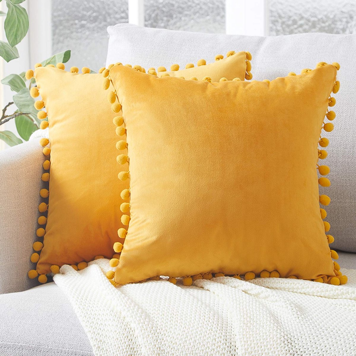 Unyqoos ® Fluwelen Decoratieve Kussenslopen met Pompons voor Huis en Auto, Set van Twee, 45x45 cm geel