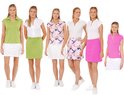 Vijf modellen in golfkleding, waaronder een jurk met bloemenprint, een groene jurk, een witte polo met groene rok en een roze polo met witte rok.