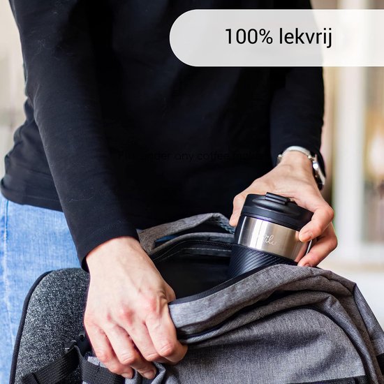 Een vrouw plaatst de zwarte Milu thermosbeker in een grijze rugzak. De beker is 100% lekvrij.