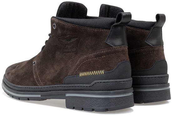 Achterkant van donkerbruine suède veterschoenen van PME Legend met logo op de zijkant.