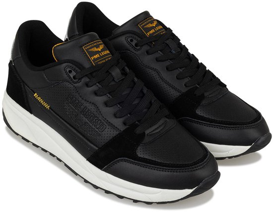 Zwarte leren sneakers met suède details, witte zool en 'PME' op de hiel.