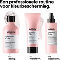 Shampoing, Après-shampoing et Spray sans rinçage Vitamino Color de L'Oréal Professionnel en flacons rose pastel.