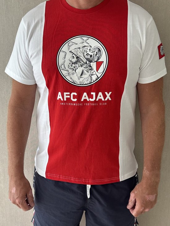Wit T-shirt met rode baan over de borst met het AFC AJAX logo.