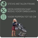 Meisje duwt een grijze poppenwagen. Tekst: stevig metalen frame, geen gereedschap nodig, voor poppen tot 50 cm.