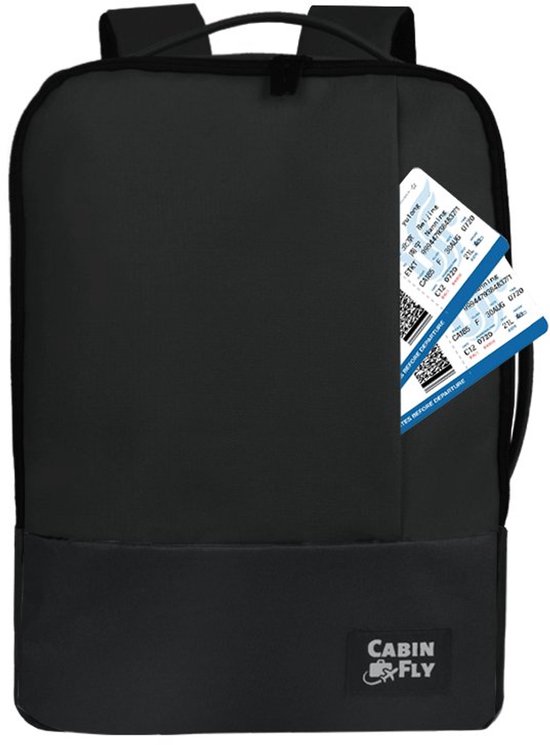 Zwarte rugzak met 'CabinFly'-logo op de voorkant en twee vliegtickets in een steekvak.
