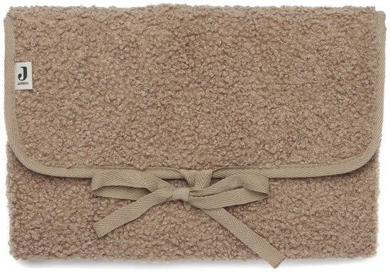 Bruin, teddy-achtig verschoningsmatje met beige rand en strik.
