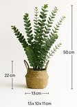 Plante artificielle d'eucalyptus de 50 cm de haut dans un panier tressé avec des poignées. La plante a de longues tiges courbées avec des feuilles rondes et vertes.