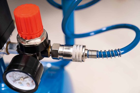 Detail van de koppeling en slang van een blauwe compressor met een zilveren snelkoppeling en rode dop.