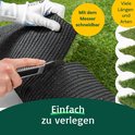 Hand met handschoen snijdt in de backing van kunstgras met een mes. Gele cirkels met tekst. Detailfoto's van gras.
