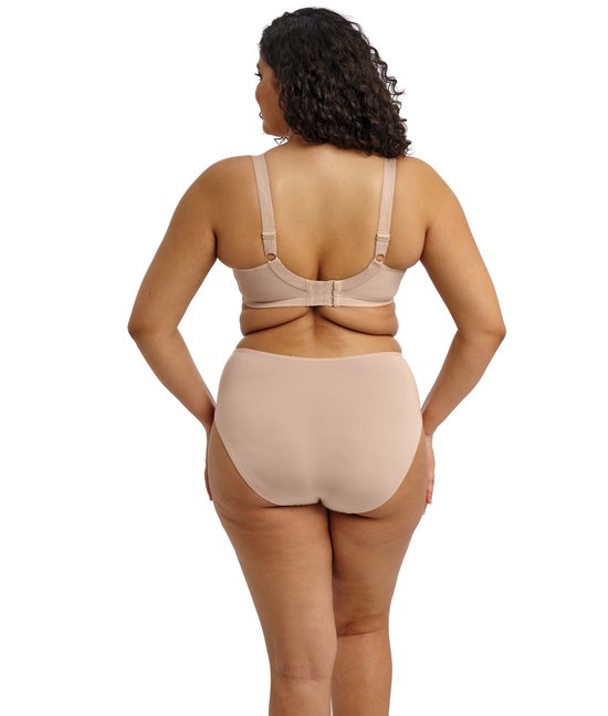 Achterkant van een volle cup beha en slip in de kleur Sahara, gedragen door een model met krullend haar.