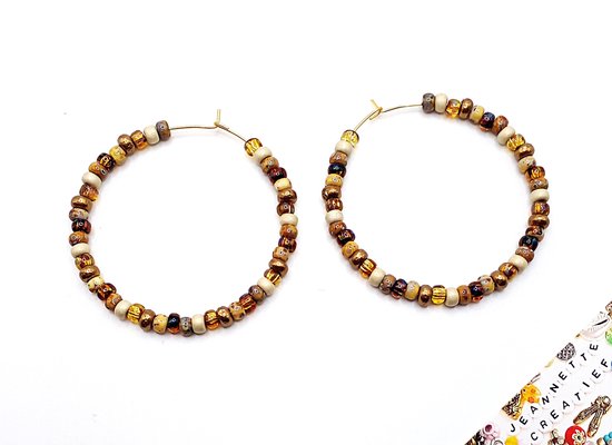 Gouden, bruine en crèmekleurige Miyuki kralen in een bohemian oorring met een Ibiza-stijl.