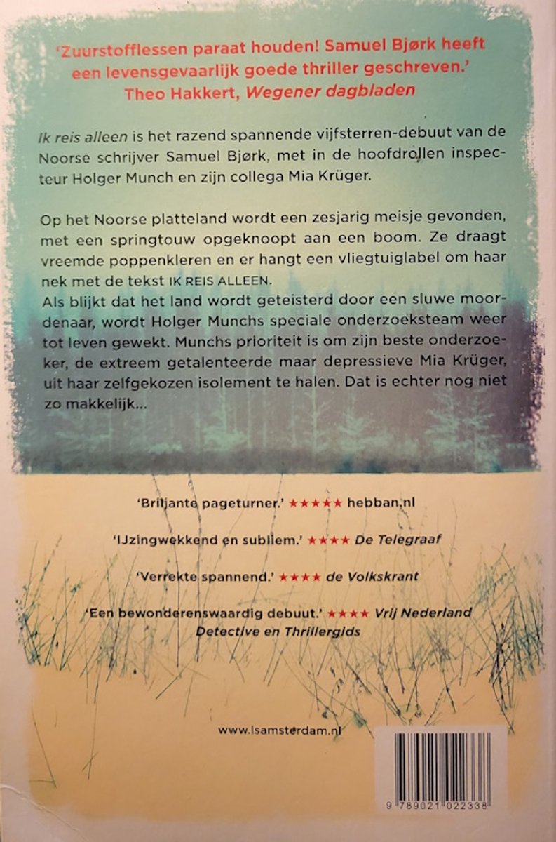Boekrug van 'Ik reis alleen' met Nederlandse tekst en getuigenissen. Achtergrond met gras en lucht.