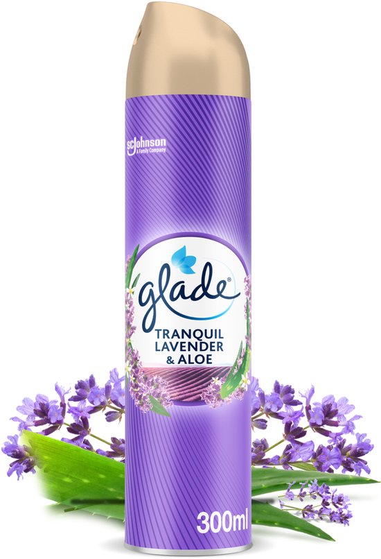 Glade Tranquil Lavender & Aloe spuitbus met lavendelbloemen en aloeblad op de voorgrond.