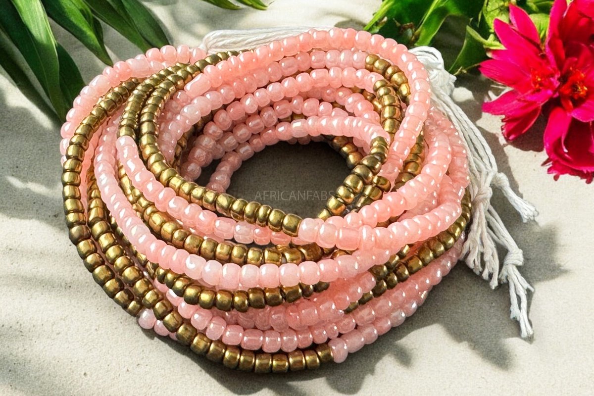 AfricanFabs® Waist Beads / Afrikaanse Heupketting - Abinéné - Goud / roze (Traditioneel niet-elastisch koord) - Buikketting - Taille ketting