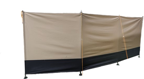 Beige en zwart windscherm van textiel, gespannen met touwen.