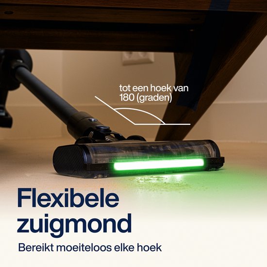 De flexibele zuigmond van de Samako steelstofzuiger komt onder een tafel en reinigt met groene LED-verlichting.