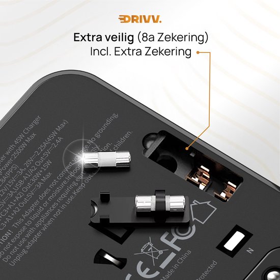 Detail van DRIVV. wereldstekker met twee 8A zekeringen en aansluitingen. Gemaakt in China.