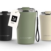 LARS NYSØM - Tasse à Coffee Thermo à emporter 'Rørelse' 380 ml - Sans BPA avec isolation - Avec sangle de transport et couvercle en Tritan - Sage
