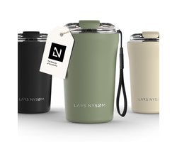 LARS NYSØM Rørelse Thermo Coffee Mug-to-go 380ml - BPA-vrij met Isolatie - Met Draagriem & Tritan Deksel (Sage Green)