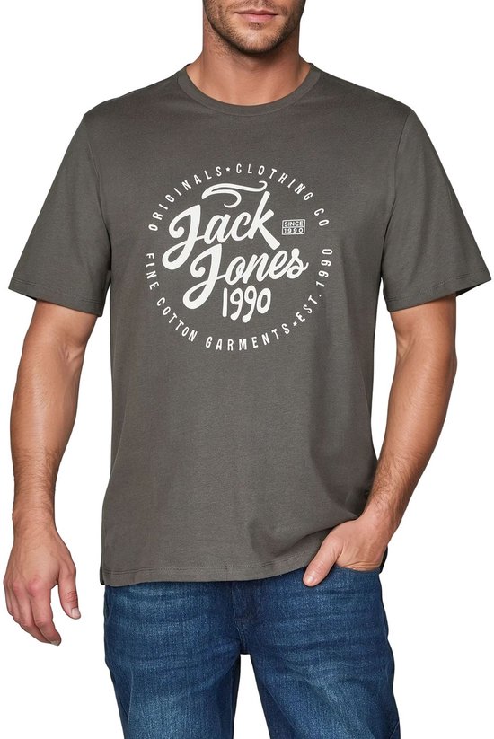 Man met donkergrijs Jack & Jones T-shirt met witte cirkelvormige opdruk 'Jack Jones 1990'