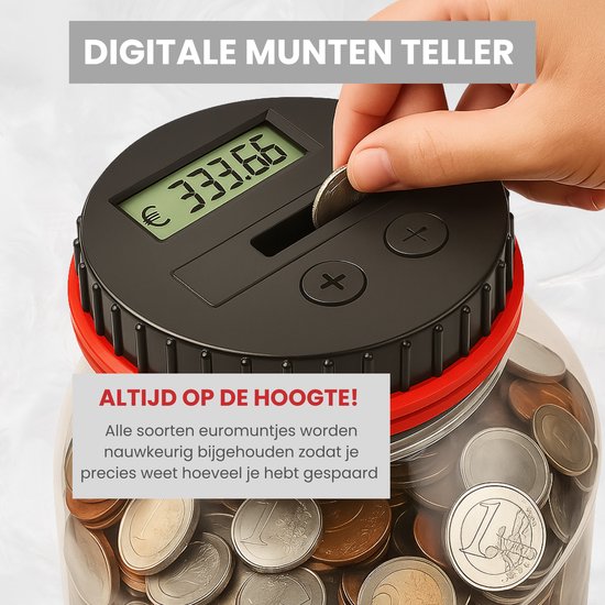 Digitale munten teller, deksel van de spaarpot met LCD scherm waarop € 333.66 wordt getoond. Een hand wordt getoond die een euro munt in de gleuf doet.