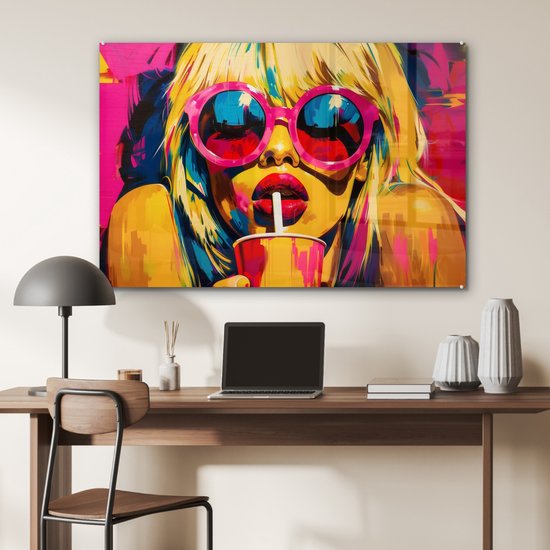 MuchoWow® Glasschilderij 120x80 cm - Schilderij acrylglas - Zonnebril - Roze - Vrouw - Rietje - Foto op glas - Muurdecoratie woonkamer - Wanddecoratie slaapkamer - Schilderijen
