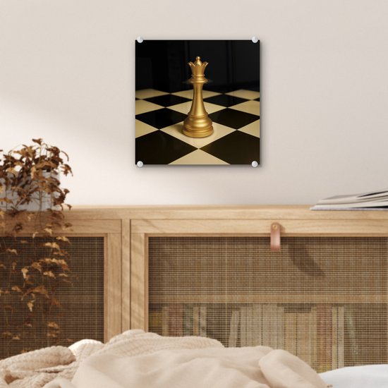 MuchoWow® Glasschilderij 20x20 cm - Schilderij acrylglas - Koningin - Schaakstuk - Geblokt - Goud - Foto op glas - Muurdecoratie woonkamer - Wanddecoratie slaapkamer - Schilderijen