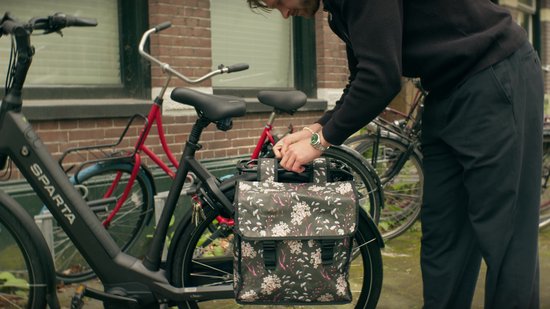 Voltano Dubbele Fietstas Floral Fiesta - Zwart Met Kleurrijke Bloemen - 38 Liter - 100% Waterdicht Polyester - Vrolijke Fietstassen