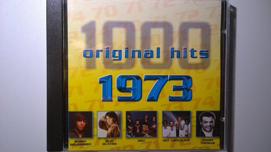 CD-hoes met de titel '1000 original hits 1973' in blauw en geel. Kleine foto's van Bobby Goldsboro, Suzi Quatro, 10CC, Hot Chocolate en Timmy Thomas.