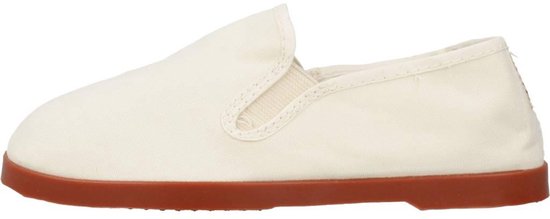 Mocassin en toile blanc cassé avec semelle en caoutchouc de couleur brun rougeâtre.