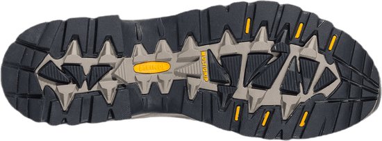 Onderkant van een bruine wandelschoen met een grof profiel en gele accenten.