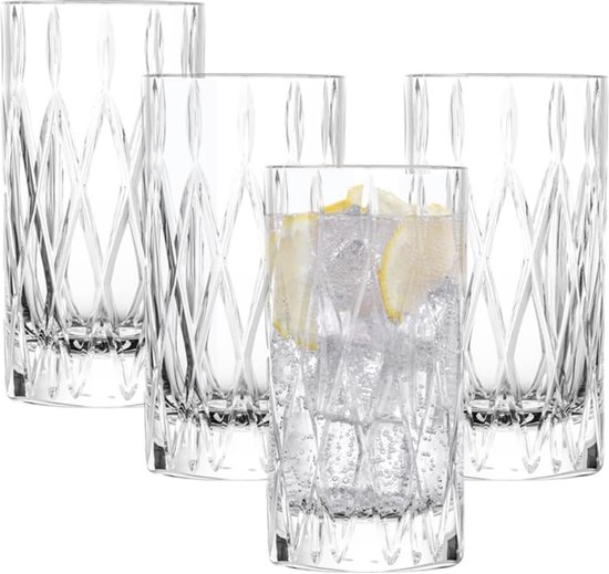 Quatre verres longdrink hauts à motif diamanté, dont un rempli de glace et de tranches de citron.