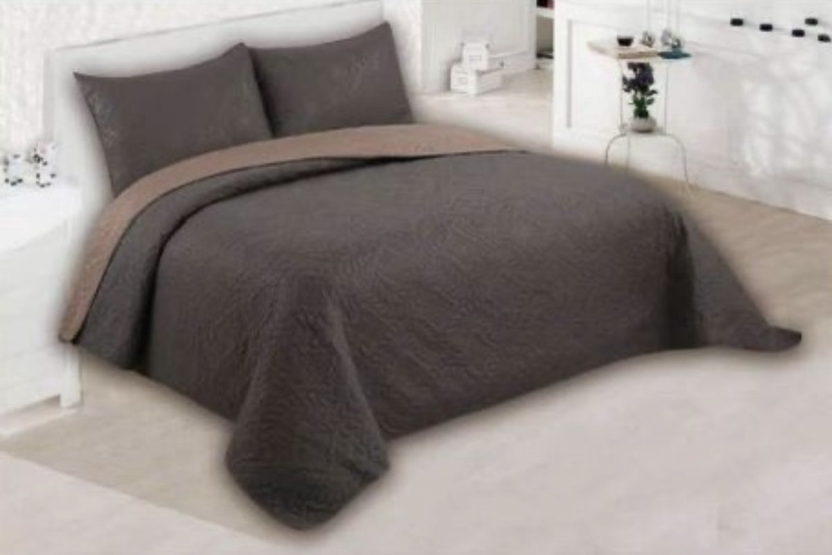 Homelux - Bedsprei - Luxe bedsprei - Bruin - Bedsprei 2 persoons - Bed sprei - 240x250 - 2x Kussensloop 50x70 - Bedsprei set - 3 delig
