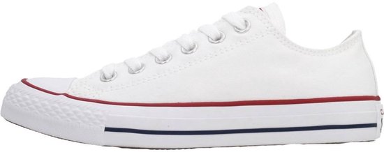 Witte lage Converse sneaker met witte veters, rode en blauwe strepen op de zool.