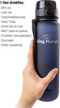 Matpaarse 1 liter drinkfles van King Mungo, vastgehouden door een hand. BPA-vrij, lekvrij, vergrendelbare dop.