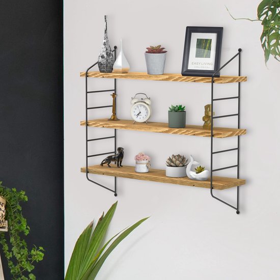 Drie houten planken met diverse decoraties, waaronder planten, een wekker en beeldjes.
