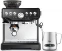 Zwarte Sage Barista Express espressomachine met bonenreservoir, filterdrager, en zilverkleurige melkopschuimkan met temperatuurindicator.