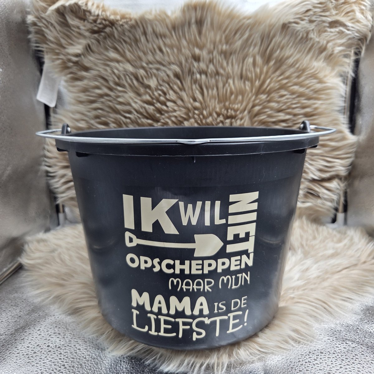 12 Liter Emmer – Ik wil niet opscheppen maar mijn mama is de allerliefste – Zwarte Kunststof Emmer – Grappig Cadeau voor Moederdag of Verjaardag - Trendy nu