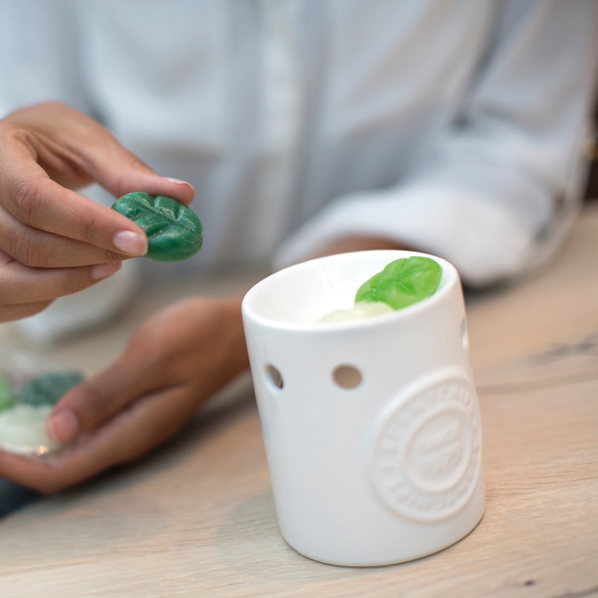Scentchips® Embossed Since 1979 - Waxbrander - Geurbrander - Oliebrander - Wax Melts Brander - Aromabrander - Ook Geschikt Voor Essentiële Oliën - Geurolie - Waxmelts - Wit