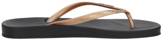 Zwarte Ipanema slipper met gouden bandje, vanaf de zijkant gezien.