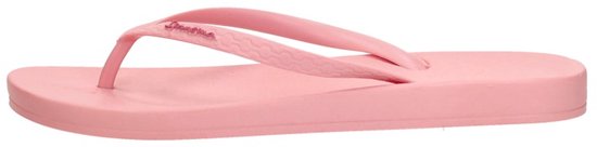 Roze Ipanema teenslipper met een effen zool en textuur op de bandjes.