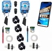 Overzicht van automatische zwembadwaterbehandelingsapparatuur: twee blauwe doseerpompen, sensoren, montagemateriaal, twee potjes en een smartphone met app.