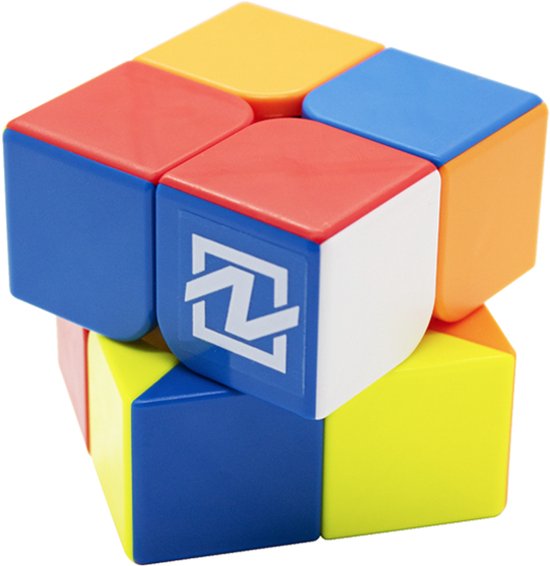 Een 2x2 NexCube met blauwe, rode, gele en witte vlakken. Het logo van NexCube is zichtbaar op één wit vlak.