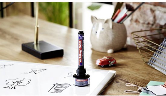 Eén edding 360 whiteboard marker met dop op een whiteboard.