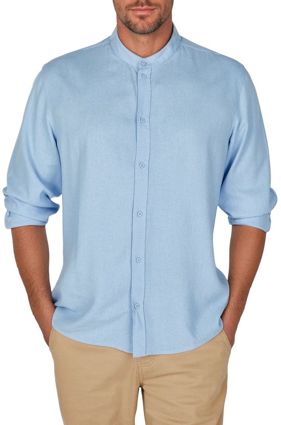 Lichtblauw katoenen overhemd met ronde kraag en opgerolde mouwen, gedragen door een model met beige broek.