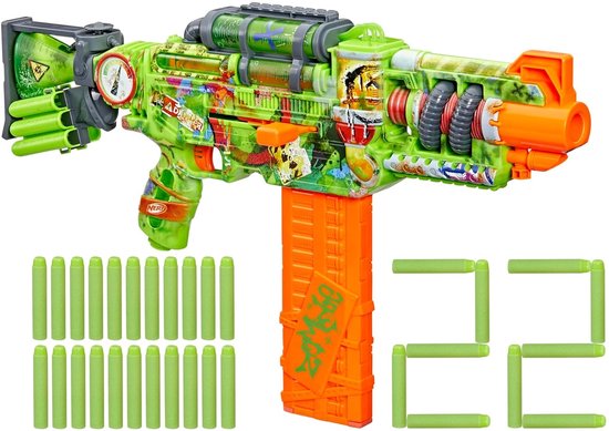 Felgroene Nerf Zombie Corrupter blaster met oranje magazijn en 22 Nerf Elite-darts, met waarschuwingssymbolen.