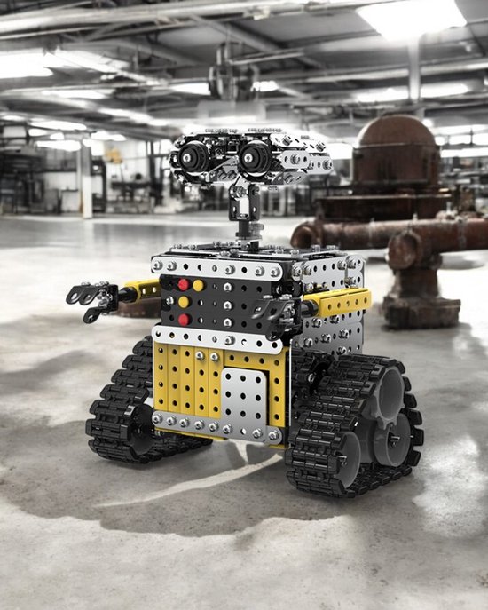 Robot op rupsbanden met gele en zilveren metalen platen, zwarte en rode knoppen, en beweegbare armen.