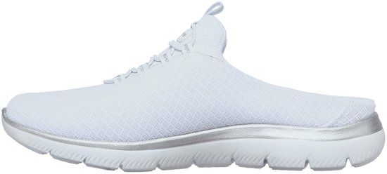 Witte Skechers instapper met zilverkleurige accenten.