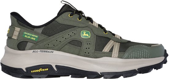 Groene wandelschoen met beige en zwarte details, John Deere logo, "All-Terrain" en "Goodyear" op de zijkant.